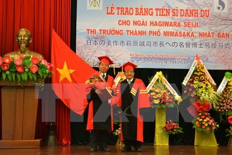 Remise du titre de docteur honoris causa au maire de la ville japonaise de Mimasaka