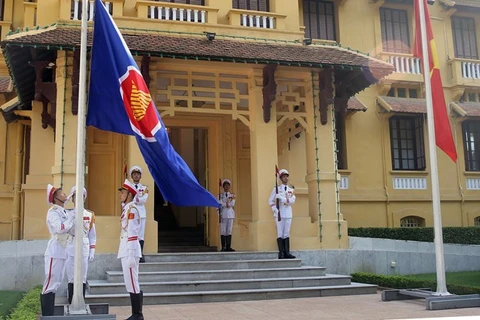 Cérémonie de lever du drapeau de l’ASEAN à Hanoi 
