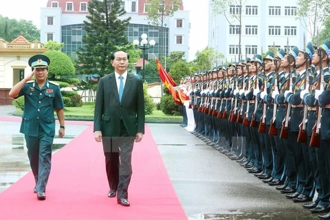 Le président Tran Dai Quang rend visite à l'armée de l'air et de défense antiaérienne
