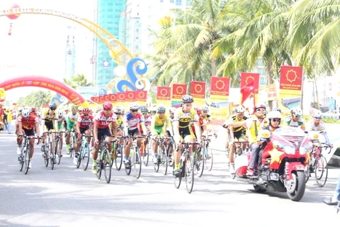 Départ de la course cycliste internationale VTV-Hoa Sen 2016