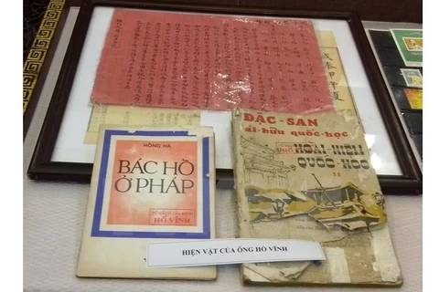 Réception d'objets et documents sur le Président Hô Chi Minh