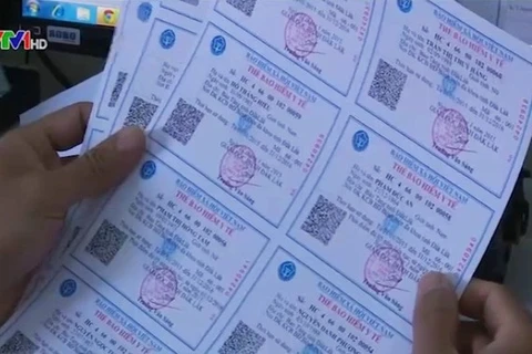 Hau Giang distribue des cartes d'assurance-santé aux victimes de l'agent orange