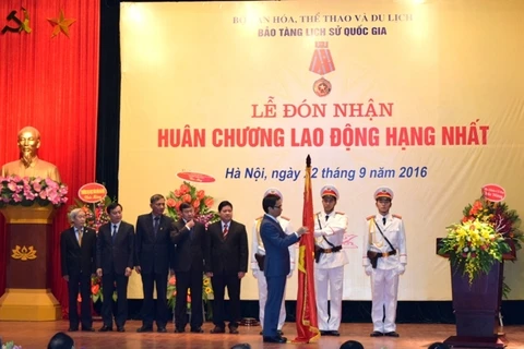 Remise de l’Ordre du Travail de première classe au Musée national d’Histoire du Vietnam