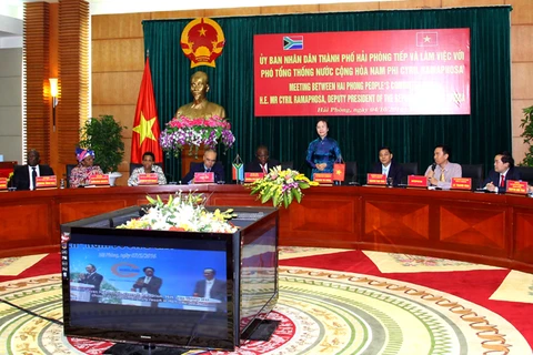 Le vice-président sud-africain rend visite à Hai Phong