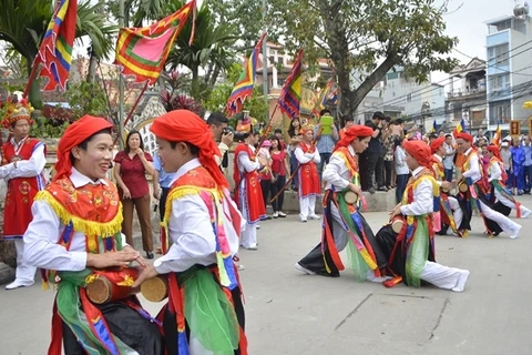 Représentation d’anciennes danses de Thang Long à l’occasion de la libération de la capitale 