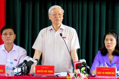 Le leader du Parti rencontre des électeurs de l'arrondissement de Tay Ho à Hanoi