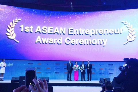 Une femme vietnamienne reçoit le Prix d'"Entrepreneur de l'ASEAN 2016"