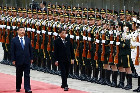 Le président chinois Xi Jinping reçoit son homologue philippin Rodrigo Duterte 