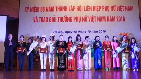 Dix femmes exemplaires du Vietnam à l'honneur