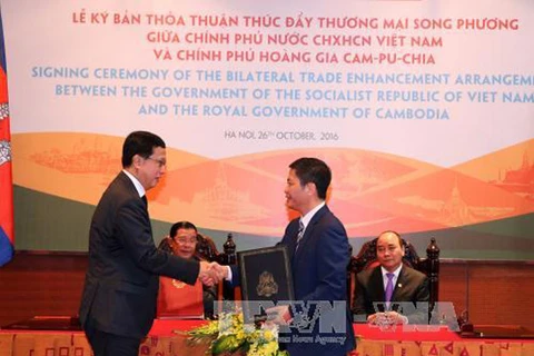 Vietnam et Cambodge signent un accord de promotion du commerce bilatéral
