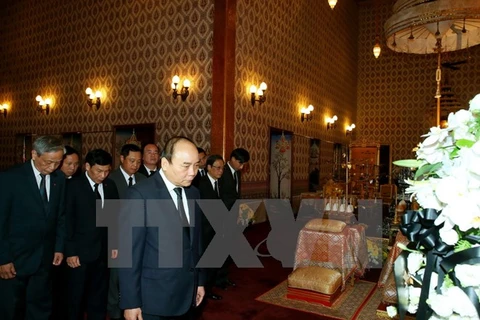 Le Premier ministe Nguyên Xuân Phuc rend hommage roi Bhumibol