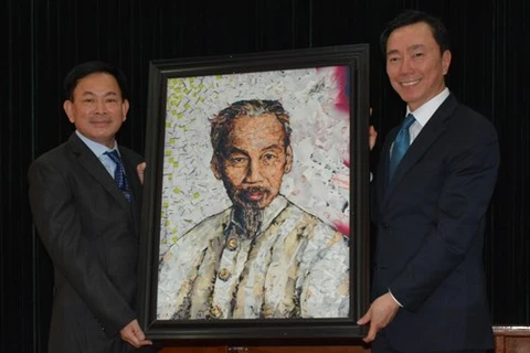 Un portrait du Président Hô Chi Minh offert par un artiste français au Vietnam