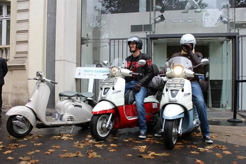 Deux aventuriers français au guidon sur 12.000 km, de Paris à Hô Chi Minh-Ville