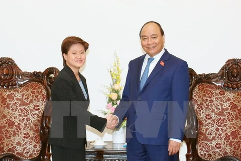 Le Premier ministre reçoit les ambassadeurs singapourien et cambodgien