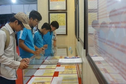 Exposition «Hoàng Sa, Truong Sa du Vietnam - les preuves historiques et juridiques» à Vinh Long