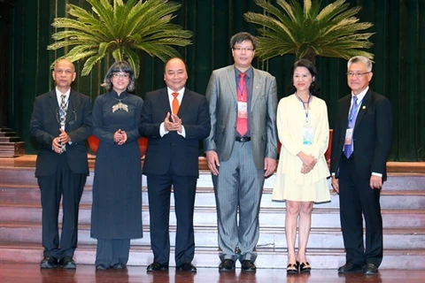 Le Premier ministre Nguyên Xuân Phuc salue les contributions des Viêt kiêu