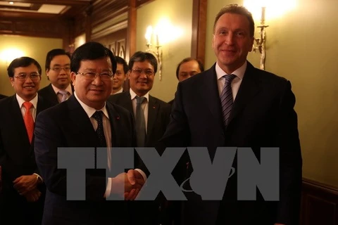 Le vice-Premier ministre Trinh Dinh Dung en visite de travail en Russie