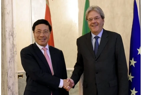 Le vice-PM Pham Binh Minh s’entretient avec le ministre italien des Affaires étrangères