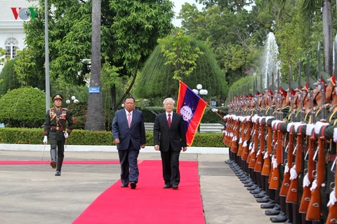 La visite du SG Nguyên Phu Trong à la Une de la presse laotienne