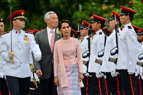 La conseillère d'État du Myanmar effectue une visite officielle à Singapour