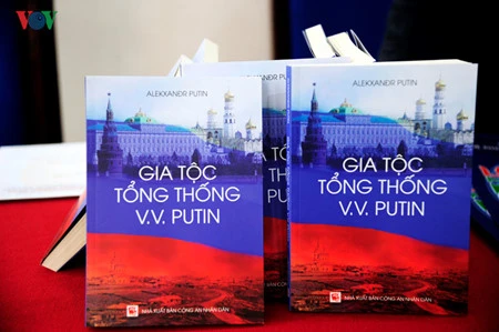 Publication d’un livre sur la famille de Vladimir Poutine en vietnamien