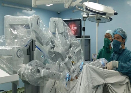 Binh Dan devient le premier hôpital vietnamien à robotiser l’intervention chirurgicale