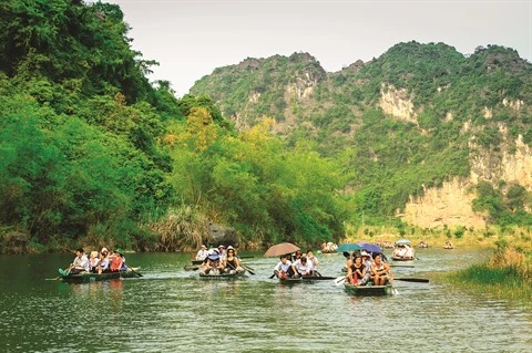 En sampan à Tràng An, patrimoine mondial de l'UNESCO 