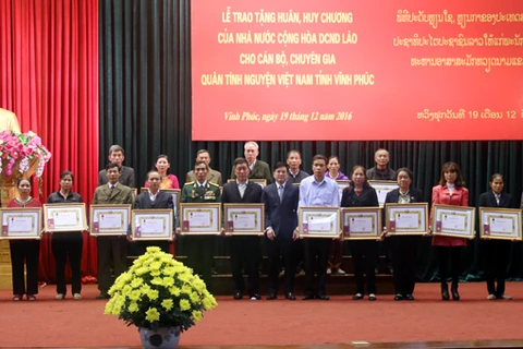 Le Laos honore des volontaires et experts de Vinh Phuc