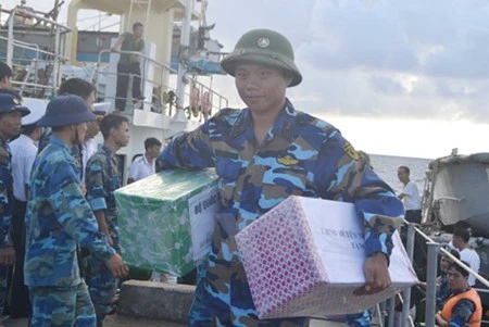 Plus de 500 tonnes de marchandises du Têt pour le district insulaire de Truong Sa