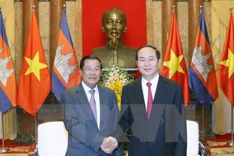 Le président Tran Dai Quang reçoit le PM cambodgien Samdech Techo Hun Sen