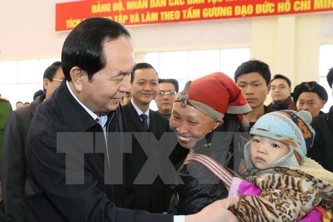 Le président Trân Dai Quang offre des cadeaux du Têt aux démunis de Lao Cai