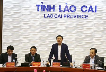 Le vice-Premier ministre Vuong Dinh Hue rencontre les autorités de Lao Cai