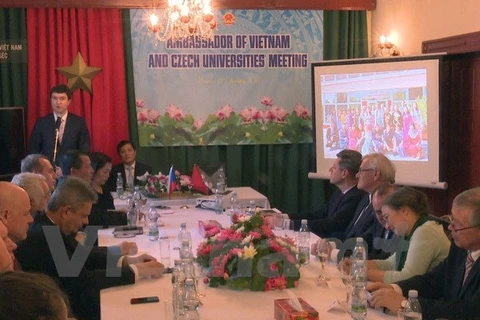Le Vietnam et la R. tchèque examinent la coopération en matière d’éducation