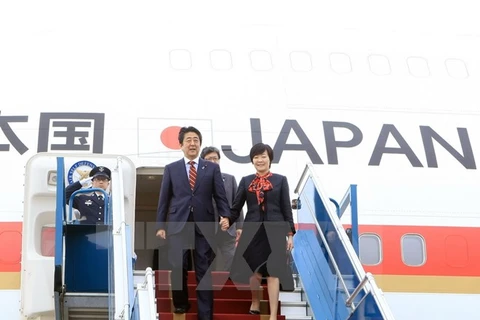 Le PM japonais achève sa visite officielle au Vietnam