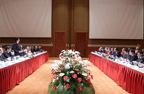 Les PM Nguyen Xuan Phuc et Shinzo Abe coprésident un colloque d’entreprises Vietnam-Japon 