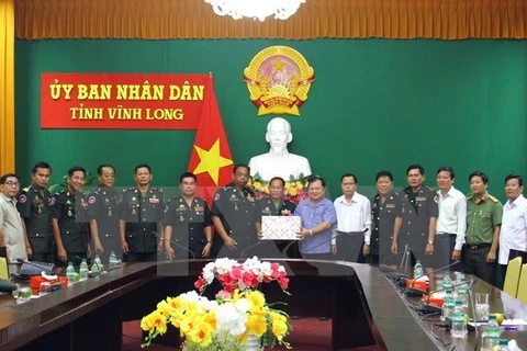 Têt traditionnel: des responsables de la Garde royale du Cambodge se rendent à Vinh Long
