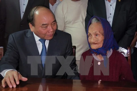 Nguyen Xuan Phuc s'est rendu auprès de familles bénéficiaires des politiques sociales