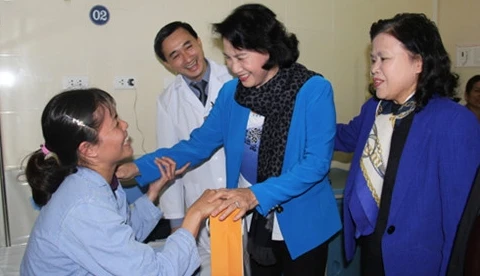 Nguyen Thi Kim Ngan visite l’hôpital national de cancérologie