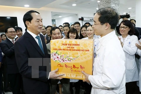 Le président Tran Dai Quang présente ses vœux du Têt aux forces en service le réveillon du Têt 