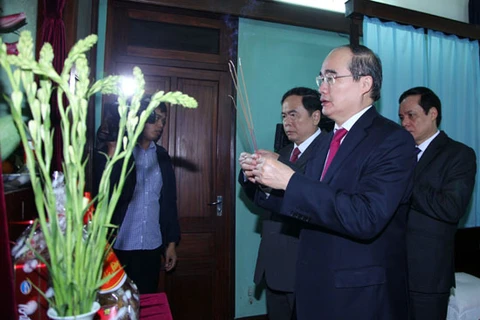 Le président du Front de la Patrie du Vietnam rend hommage au Président Hô Chi Minh 