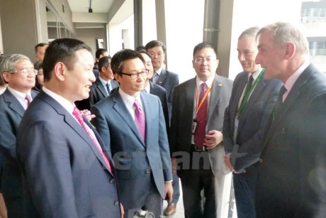 Le vice-Premier ministre Vu Duc Dam visite la zone de hautes technologies de Hoà Lac