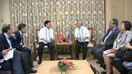Le vice-PM Pham Binh Minh rencontre le ministre des AE des Philippines