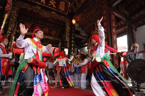 La danse «bông» - une danse de charme avec des tambours cylindriques