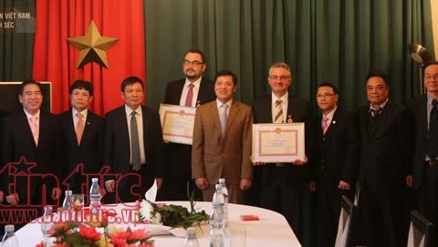Le Vietnam met à l’honneur deux hommes politiques tchèques 