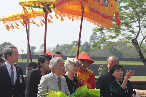 L'empereur du Japon Akihito et son épouse Michiko visitent l’ancienne capitale de Hue 