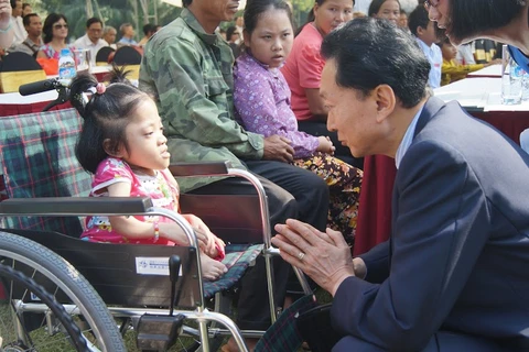 Don de l'ancien Premier ministre japonais aux handicapés vietnamiens 