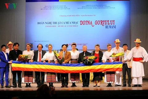 La danse traditionnelle roumaine envoûte le public hanoïen