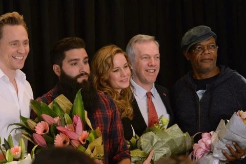 Le réalisateur Jordan Vogt-Roberts (2e, de gauche à droite) lors d’une conférence de presse à Hanoi. Photo : AFP/Getty Images