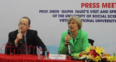 La présidente de Havard rencontre les étudiants de l'Université nationale de Ho Chi Minh-Ville