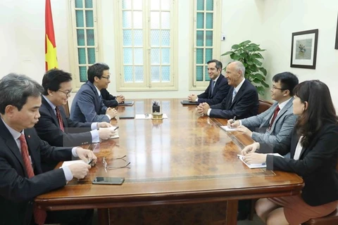 Le vice-Premier ministre Vu Duc Dam reçoit le directeur général de l’OMPI